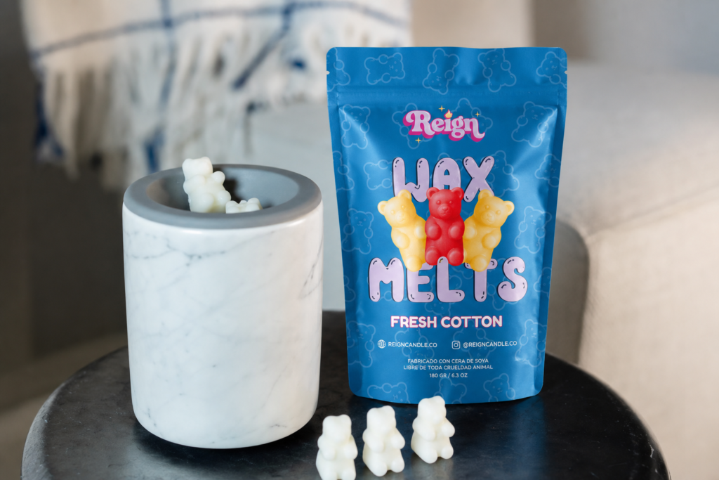 Bolsa de wax melts Fresh Cotton junto a un quemador de cera blanco