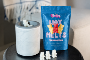 Bolsa de wax melts Fresh Cotton junto a un quemador de cera blanco